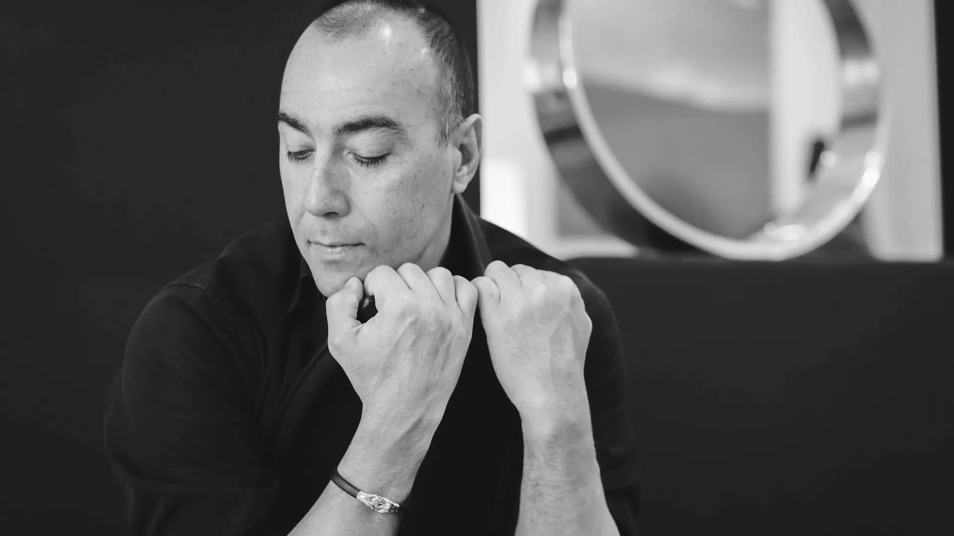 Lorenzo Quinn: Hands hold everything